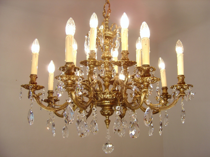 Beautiful 16 light brass chandelier fine ornaments crystal