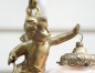 Preview: Antike französische Bronze-Pendelleuchte mit fliegendem Putto und Blütengläsern, um 1900