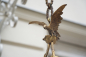 Preview: Antiker französischer Messing-Kronleuchter mit Adler, Porzellanrosen und Glasblüten – ca. 1890–1910