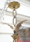 Preview: Antiker französischer Messing-Kronleuchter mit Adler, Porzellanrosen und Glasblüten – ca. 1890–1910
