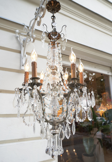 Dieser außergewöhnlich elegante italienische Kristalllüster entstand vermutlich um 1900 bis 1920 in der Region Venedig/Murano und vereint venezianische Leichtigkeit mit hochwertiger handwerklicher Ausführung
