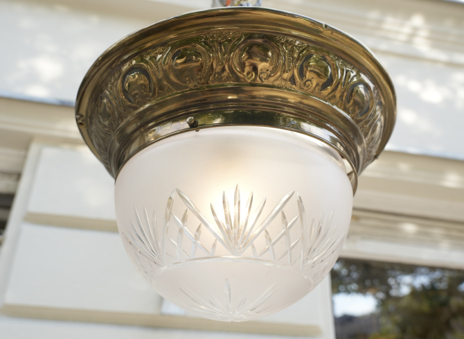 Antike französische Deckenleuchte aus Messing mit satiniertem Schliffglas