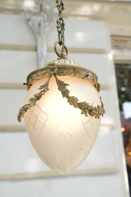 Antike französische Hängeleuchte aus Messing mit satiniertem Schliffglas – Louis XVI