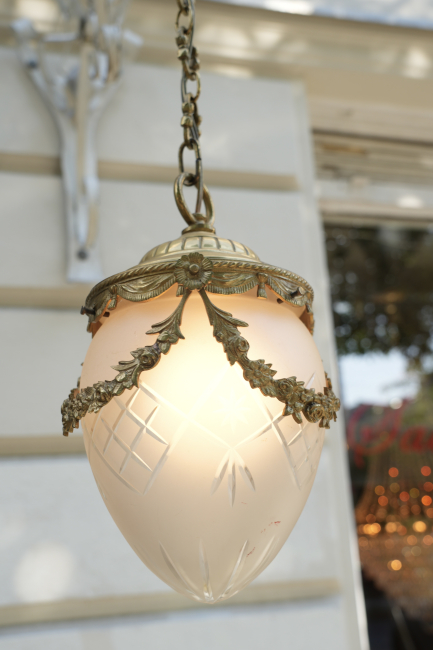 Preview: Antike französische Hängeleuchte aus Messing mit satiniertem Schliffglas – Louis XVI