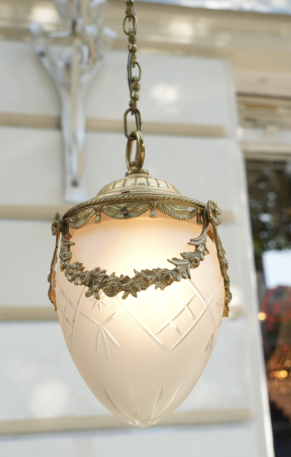 Preview: Antike französische Hängeleuchte aus Messing mit satiniertem Schliffglas – Louis XVI