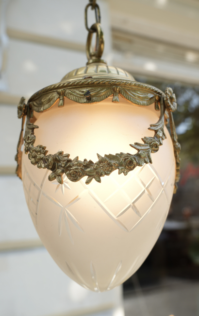 Preview: Antike französische Hängeleuchte aus Messing mit satiniertem Schliffglas – Louis XVI