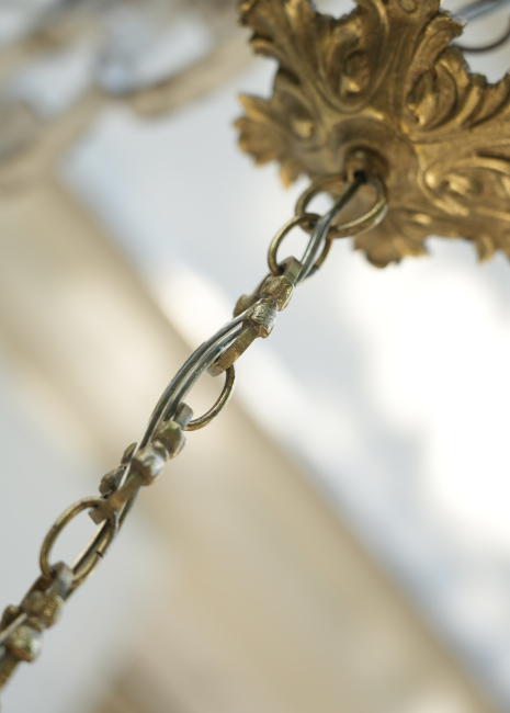 Antike französische Hängeleuchte aus Messing mit satiniertem Schliffglas – Louis XVI