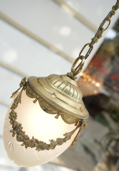 Antike französische Hängeleuchte aus Messing mit satiniertem Schliffglas – Louis XVI