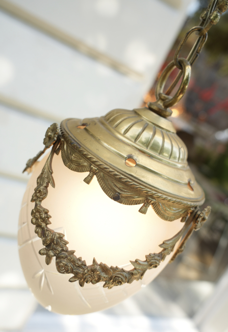 Antike französische Hängeleuchte aus Messing mit satiniertem Schliffglas – Louis XVI