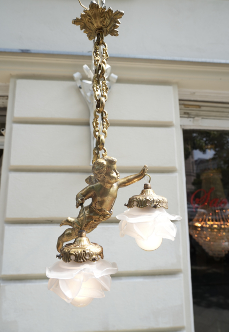Preview: Antike französische Bronze-Pendelleuchte mit fliegendem Putto und Blütengläsern, um 1900