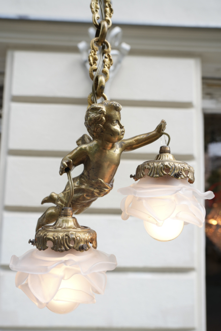 Antike französische Bronze-Pendelleuchte mit fliegendem Putto und Blütengläsern, um 1900