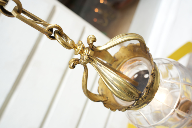 Antike französische Hängelampe aus Bronze & geschliffenem Glas – Louis XVI Stil