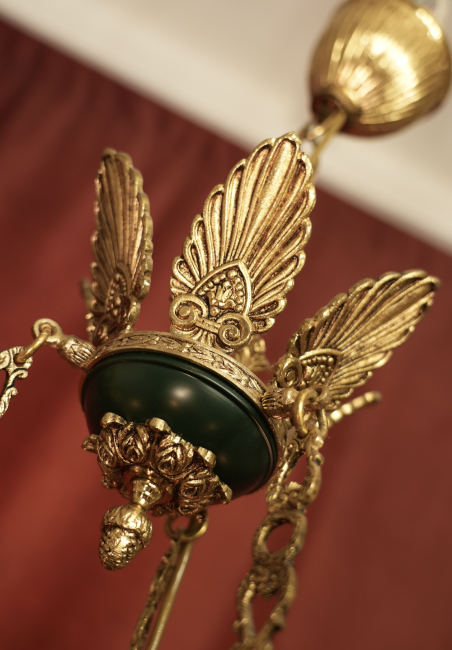 Preview: hoher Empire Kronleuchter figürlich dunkler Grünlack Messing