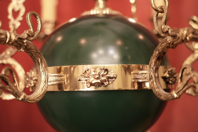 hoher Empire Kronleuchter figürlich dunkler Grünlack Messing