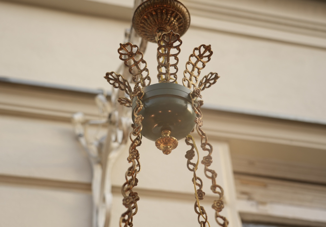 hoher Empire Kronleuchter an Ketten Grünlack Messing schön verziert