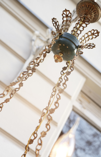 hoher Empire Kronleuchter an Ketten Grünlack Messing schön verziert