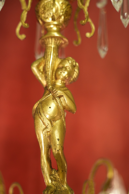 Preview: seltener alter Puttenfigur Kronleuchter Messing große Vollglaskugel Kristallbehang