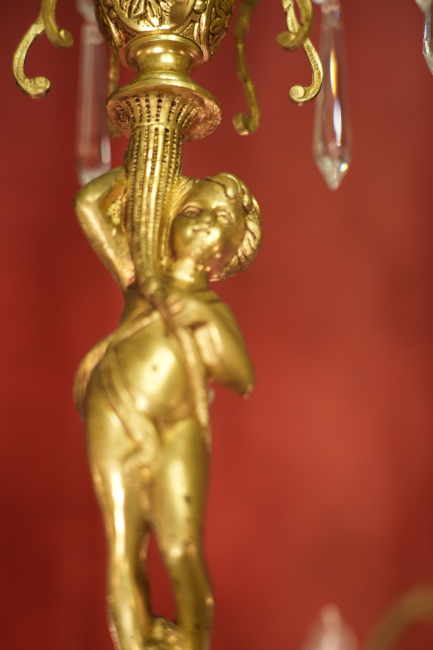 seltener alter Puttenfigur Kronleuchter Messing große Vollglaskugel Kristallbehang