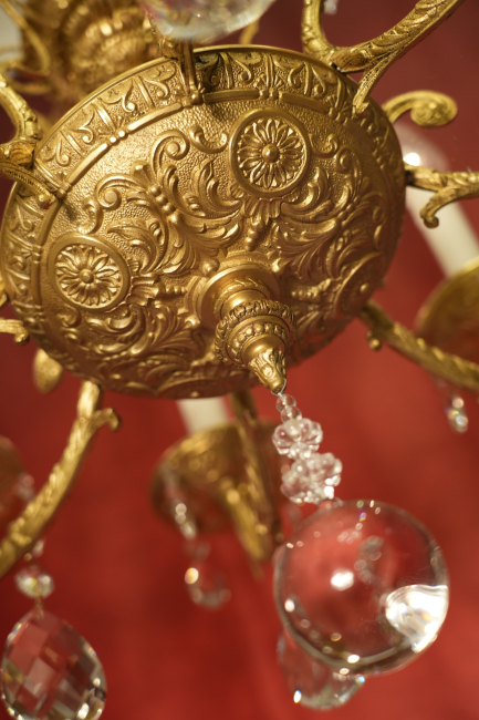 seltener alter Puttenfigur Kronleuchter Messing große Vollglaskugel Kristallbehang