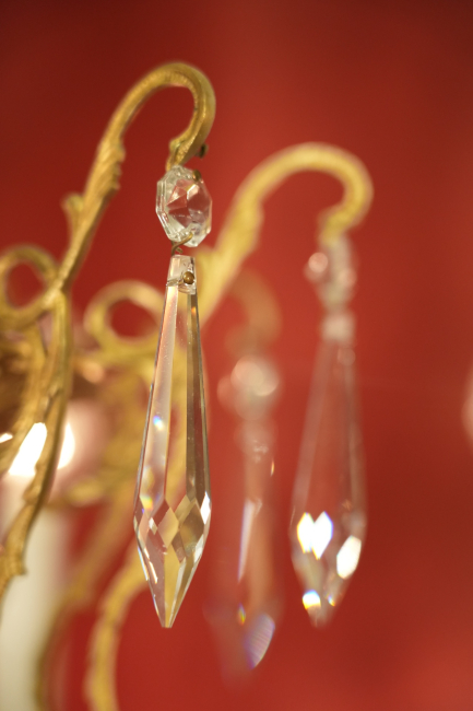 seltener alter Puttenfigur Kronleuchter Messing große Vollglaskugel Kristallbehang