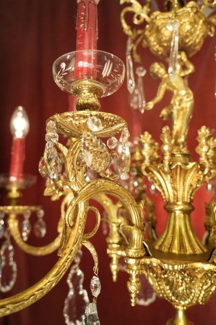 Prächtiger spanischer Kristall-Kronleuchter mit Putte, Goldbronze und 120 Kristallen – 12-flammig, 1960er Jahre