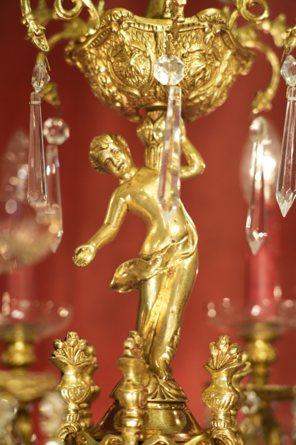 Prächtiger spanischer Kristall-Kronleuchter mit Putte, Goldbronze und 120 Kristallen – 12-flammig, 1960er Jahre