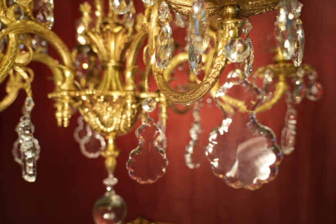 Prächtiger spanischer Kristall-Kronleuchter mit Putte, Goldbronze und 120 Kristallen – 12-flammig, 1960er Jahre