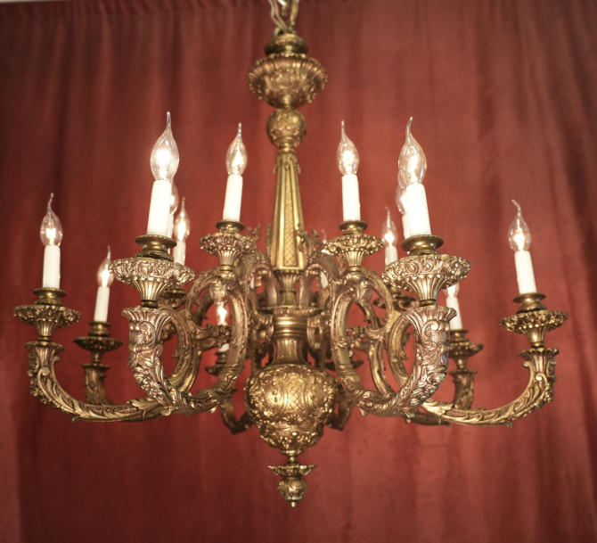 Monumentaler spanischer Bronze-Kronleuchter, 16-flammig – 40 kg Meisterstück mit konischer Säule