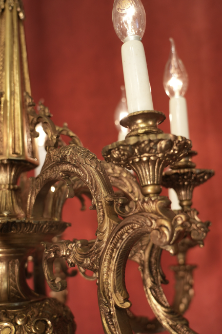 Monumentaler spanischer Bronze-Kronleuchter, 16-flammig – 40 kg Meisterstück mit konischer Säule