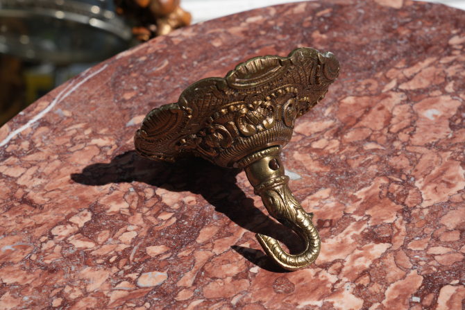 Monumentaler spanischer Bronze-Kronleuchter, 16-flammig – 40 kg Meisterstück mit konischer Säule