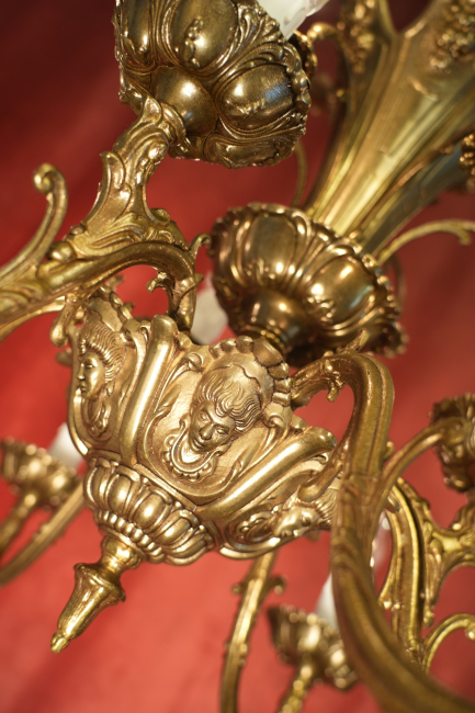 Preview: Spanischer Messing-Kronleuchter mit Maskaronen – 9-flammig – Louis-XV-Stil