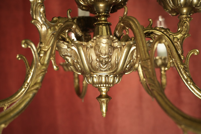Spanischer Messing-Kronleuchter mit Maskaronen – 9-flammig – Louis-XV-Stil