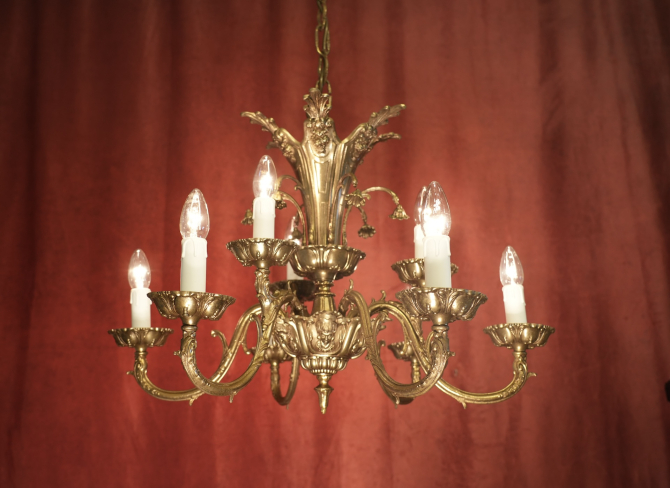 Spanischer Messing-Kronleuchter mit Maskaronen – 9-flammig – Louis-XV-Stil