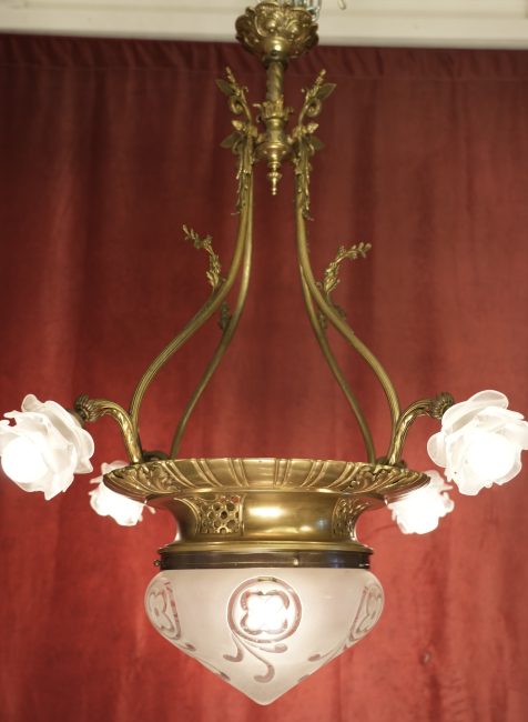 Antiker französischer Jugendstil-Bronzeleuchter mit Rosengläsern und großer geschliffener Zentralschale um 1900