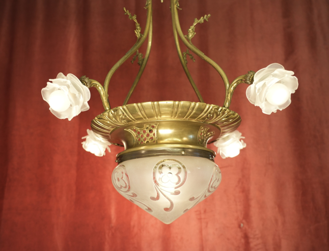 Antiker französischer Jugendstil-Bronzeleuchter mit Rosengläsern und großer geschliffener Zentralschale um 1900