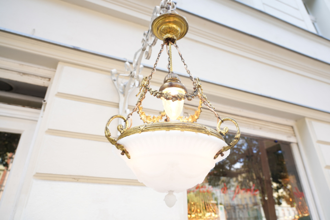 Antiker französischer Louis-XVI-Schalenleuchter aus Messing mit Alabasterglas, um 1925