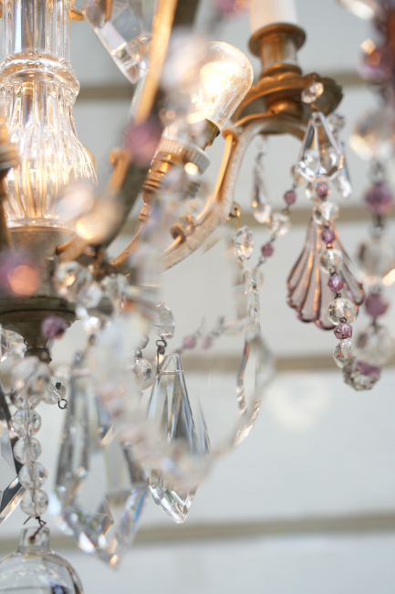 Preview: Französischer Kristalllüster mit silberfarbener Patina und Amethystkristallen, um 1900