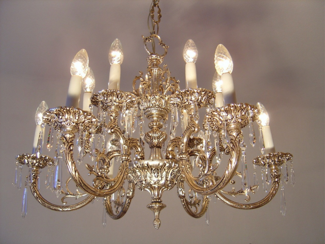 schöner moderner alter Kronleuchter silber Nickel Kristallbehang