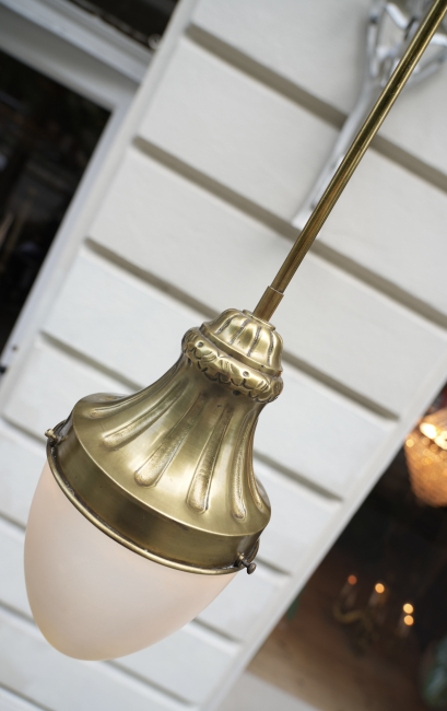 Französische Art-Déco-Pendelleuchte aus Messing mit satiniertem Glasschirm