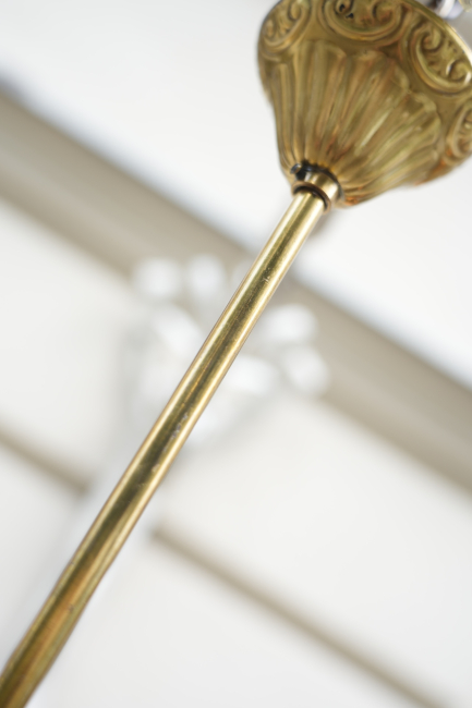 Französische Art-Déco-Pendelleuchte aus Messing mit satiniertem Glasschirm