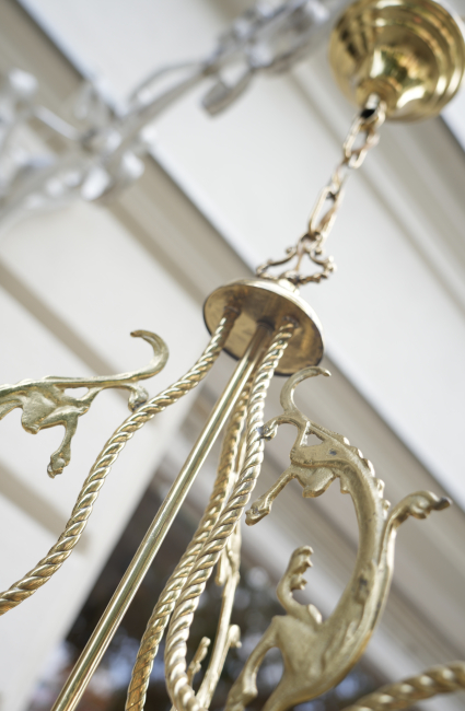 Französischer Jugendstil-Kronleuchter aus Messing mit großer Glasschale