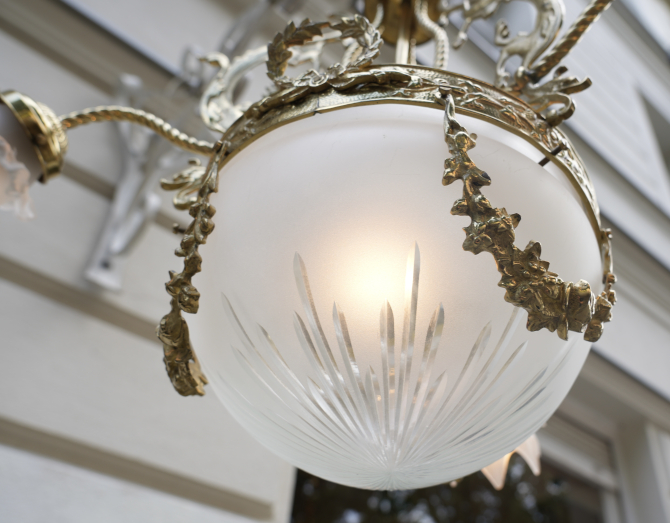 Französischer Jugendstil-Kronleuchter aus Messing mit großer Glasschale