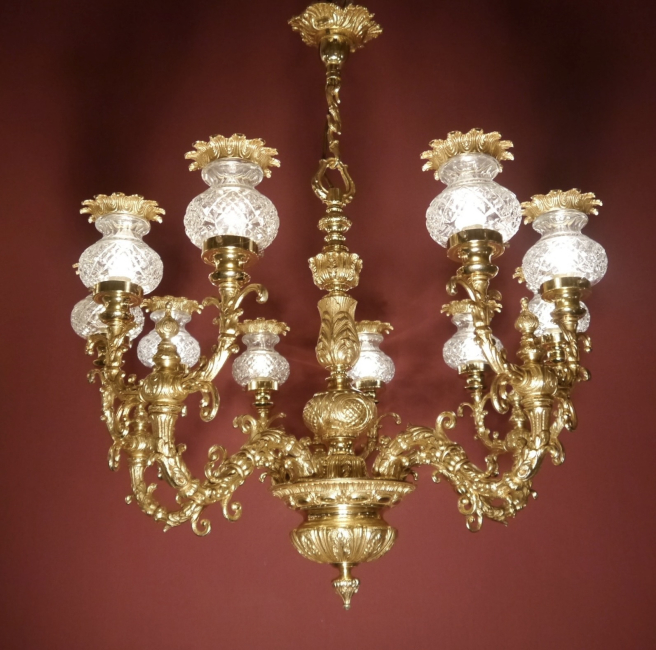 Außergewöhnlicher 10-flammiger Rokoko-Kronleuchter mit Kristallvasen und Goldbronzepatina