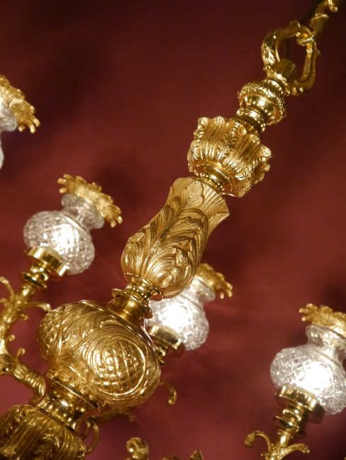 Preview: Außergewöhnlicher 10-flammiger Rokoko-Kronleuchter mit Kristallvasen und Goldbronzepatina