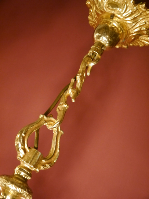 Außergewöhnlicher 10-flammiger Rokoko-Kronleuchter mit Kristallvasen und Goldbronzepatina