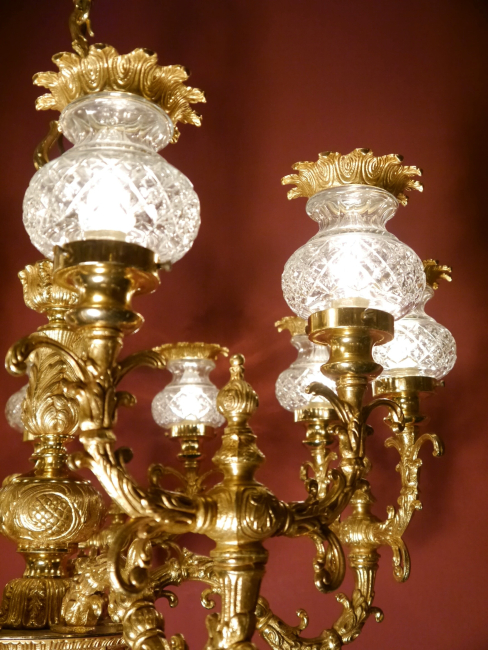 Außergewöhnlicher 10-flammiger Rokoko-Kronleuchter mit Kristallvasen und Goldbronzepatina