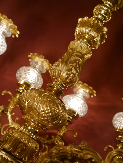 Außergewöhnlicher 10-flammiger Rokoko-Kronleuchter mit Kristallvasen und Goldbronzepatina