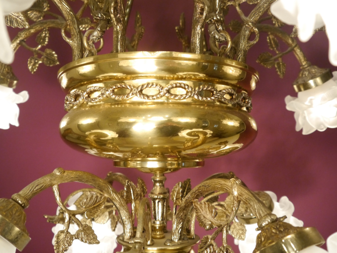 Preview: Vintage Französischer 12-flammiger Messing-Kronleuchter mit satinierten Rosengläsern, um 1960