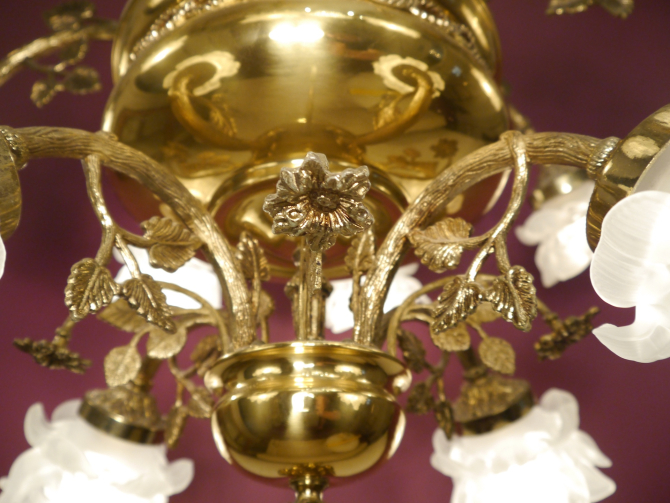 Preview: Vintage Französischer 12-flammiger Messing-Kronleuchter mit satinierten Rosengläsern, um 1960