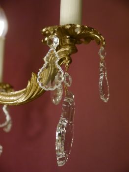 feiner kleiner Goldbronze Kronleuchter mit antiken Barock Verzierungen